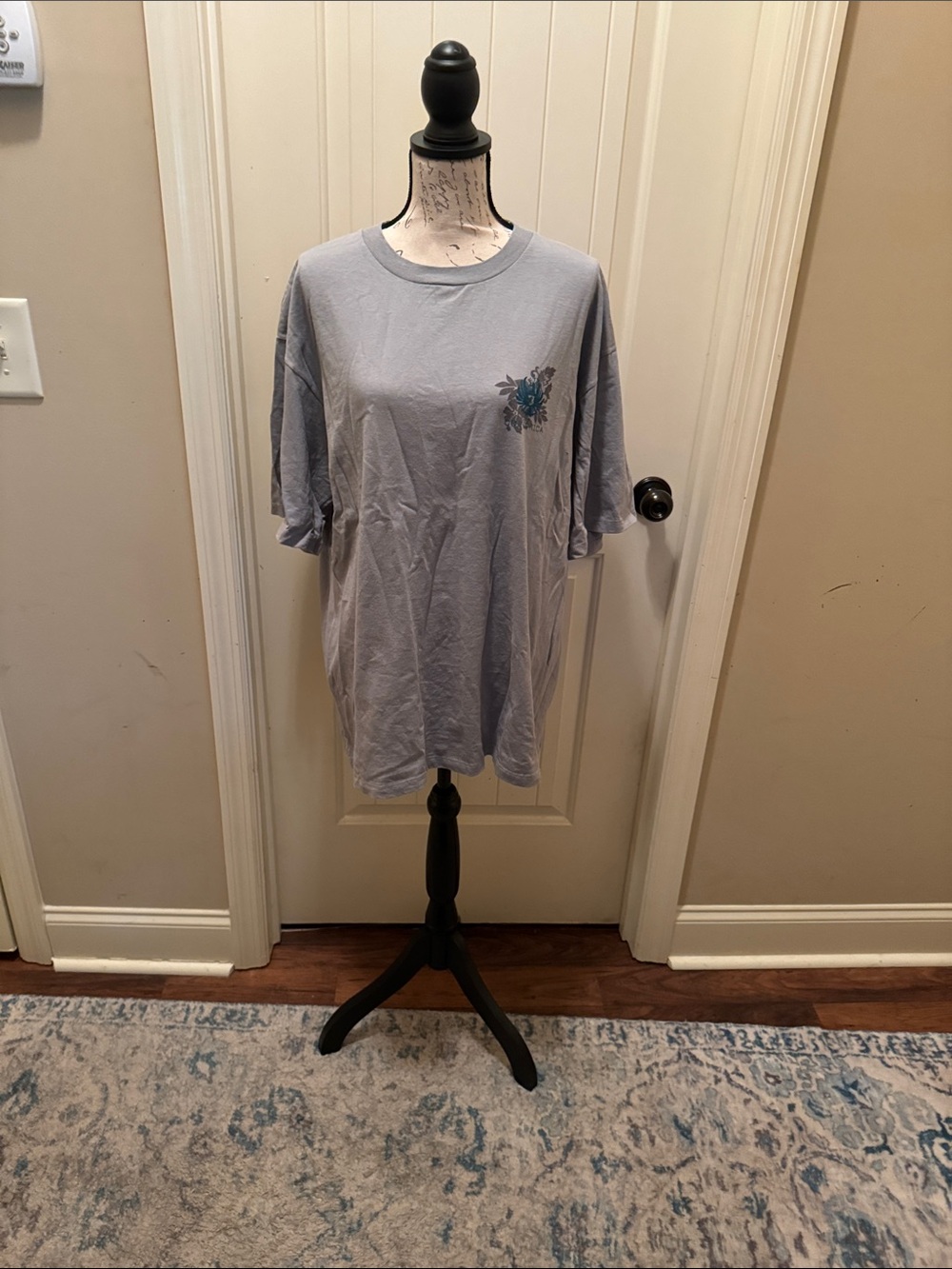 Men's Light Gray Short Sleeve Tee with Graphic Pocket Accent